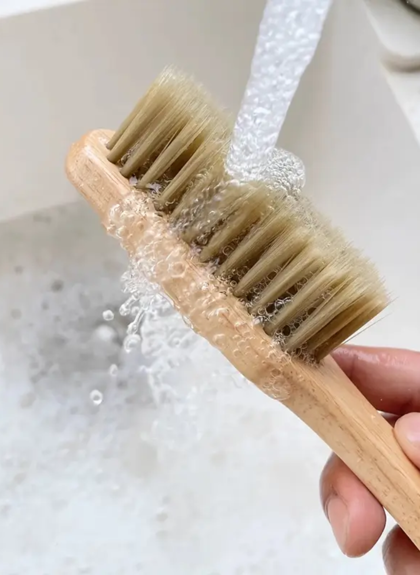 Spazzola per Scarpe in Legno Riciclato con Setole Naturali - Pulitore e Lucidatore Delicato per Sneakers e Stivali.