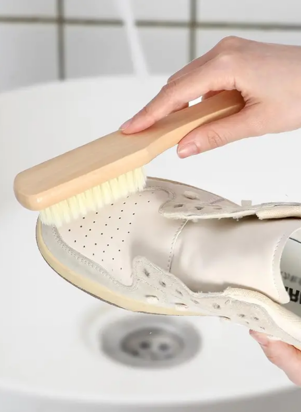 Spazzola per Scarpe in Legno Riciclato con Setole Naturali - Pulitore e Lucidatore Delicato per Sneakers e Stivali.