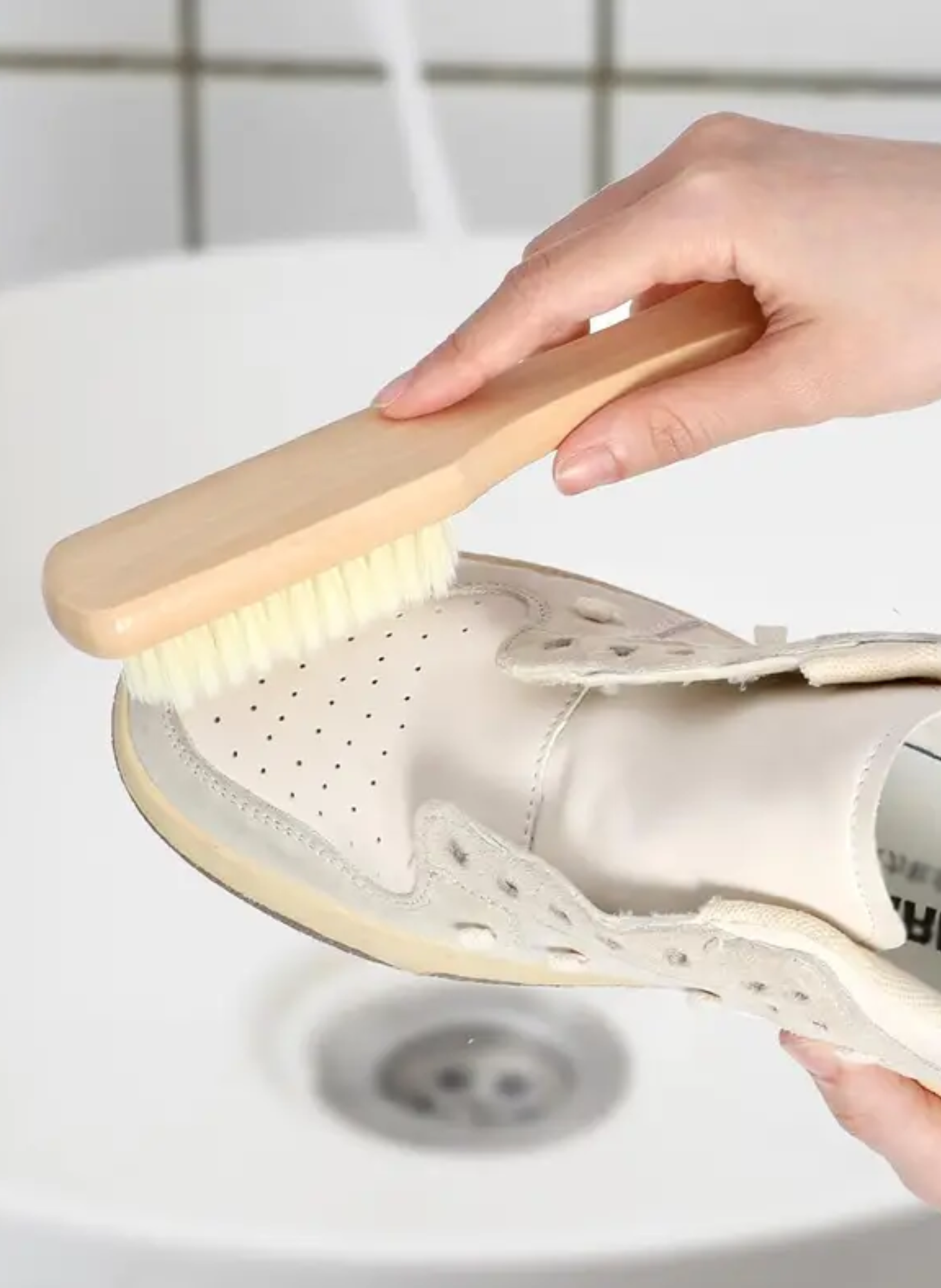 Spazzola per Scarpe in Legno Riciclato con Setole Naturali - Pulitore e Lucidatore Delicato per Sneakers e Stivali.